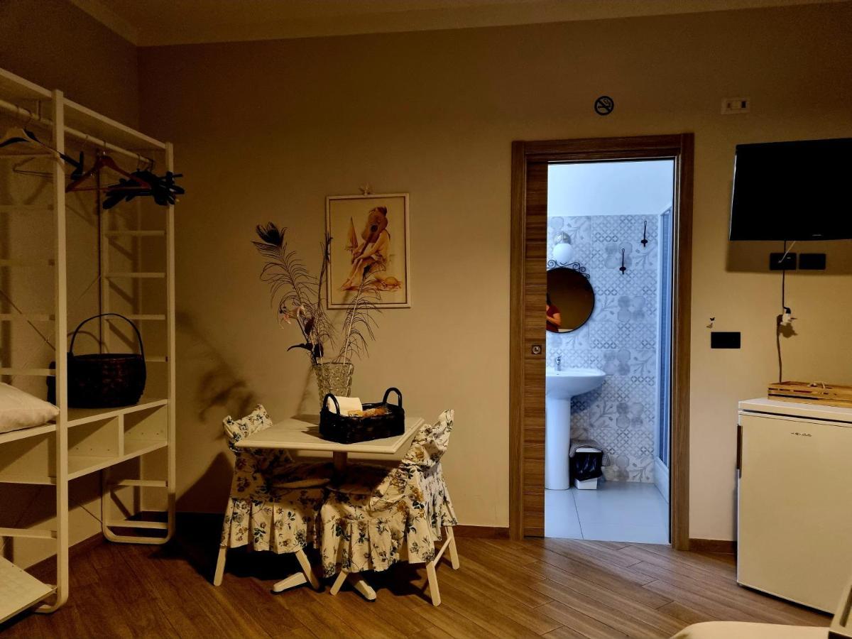 B&B Tre Passi Dalla Torre Montesarchio Buitenkant foto