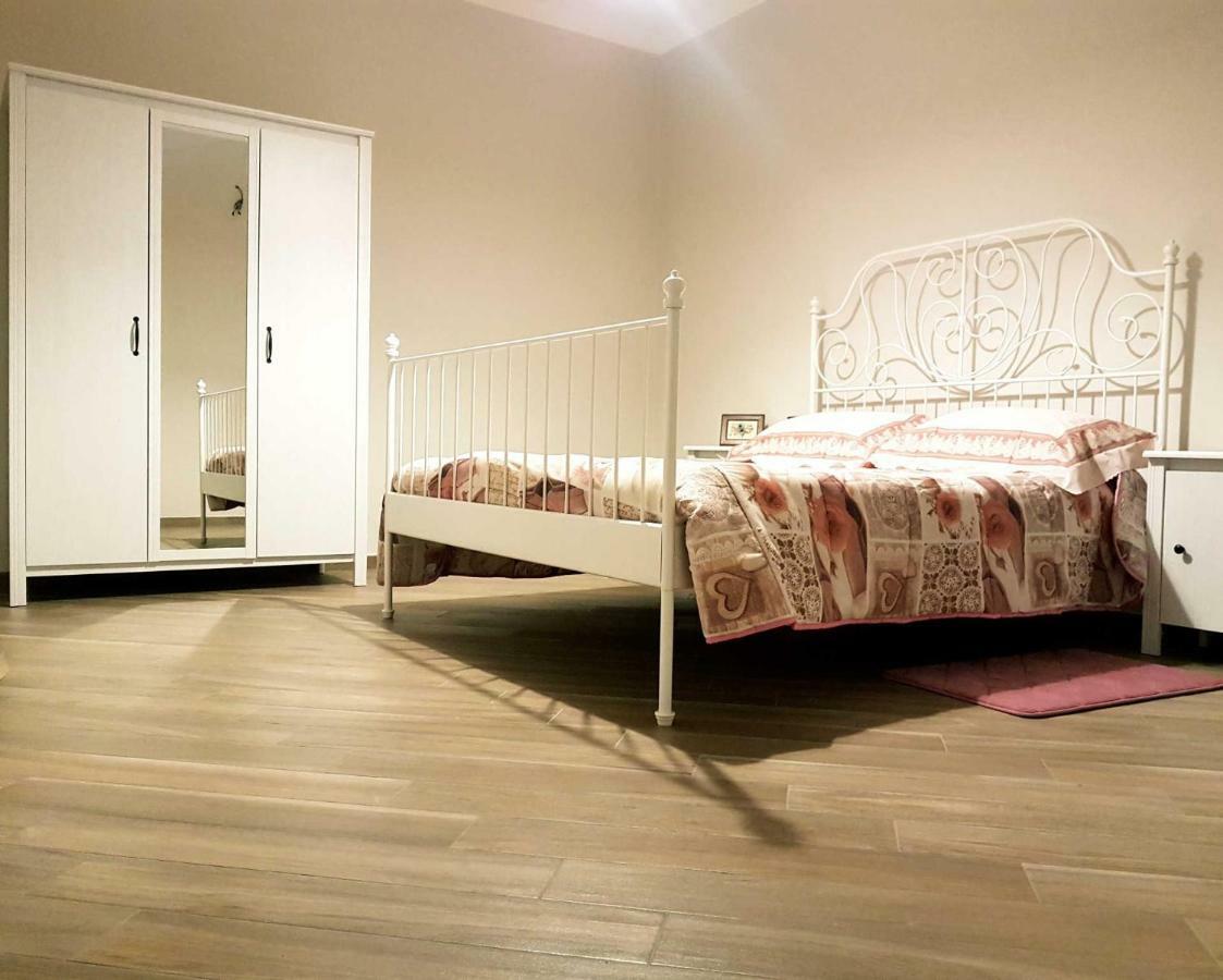 B&B Tre Passi Dalla Torre Montesarchio Buitenkant foto