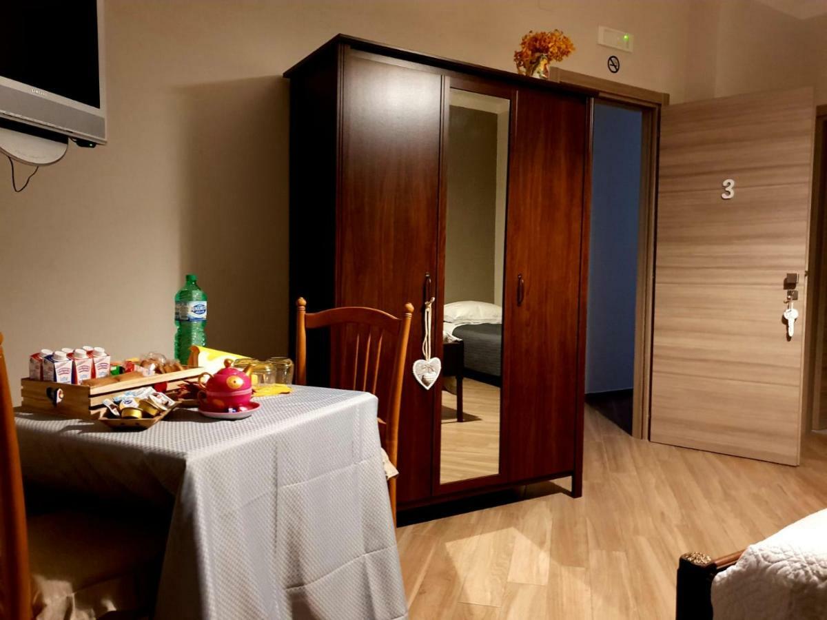 B&B Tre Passi Dalla Torre Montesarchio Buitenkant foto