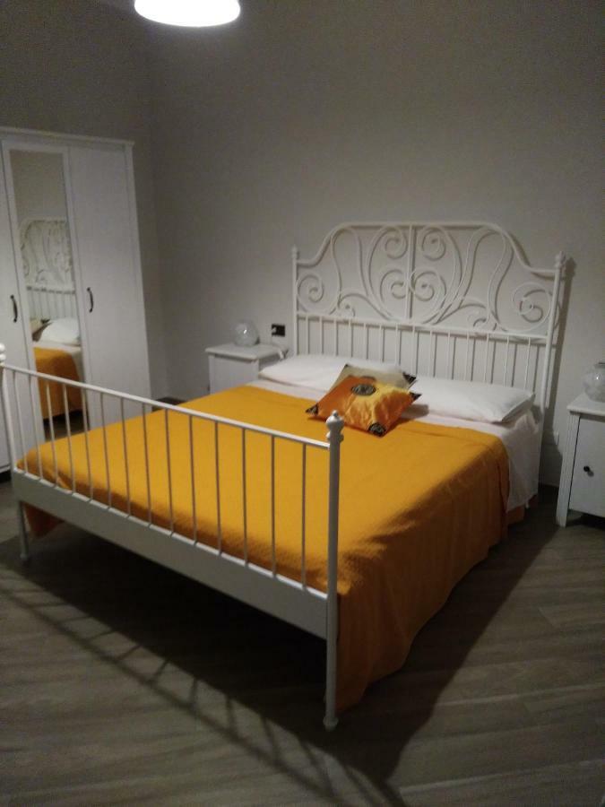 B&B Tre Passi Dalla Torre Montesarchio Buitenkant foto